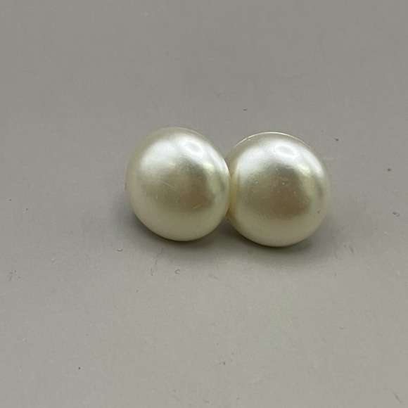 Jewelry - Elegant Pearl Stud Earrings